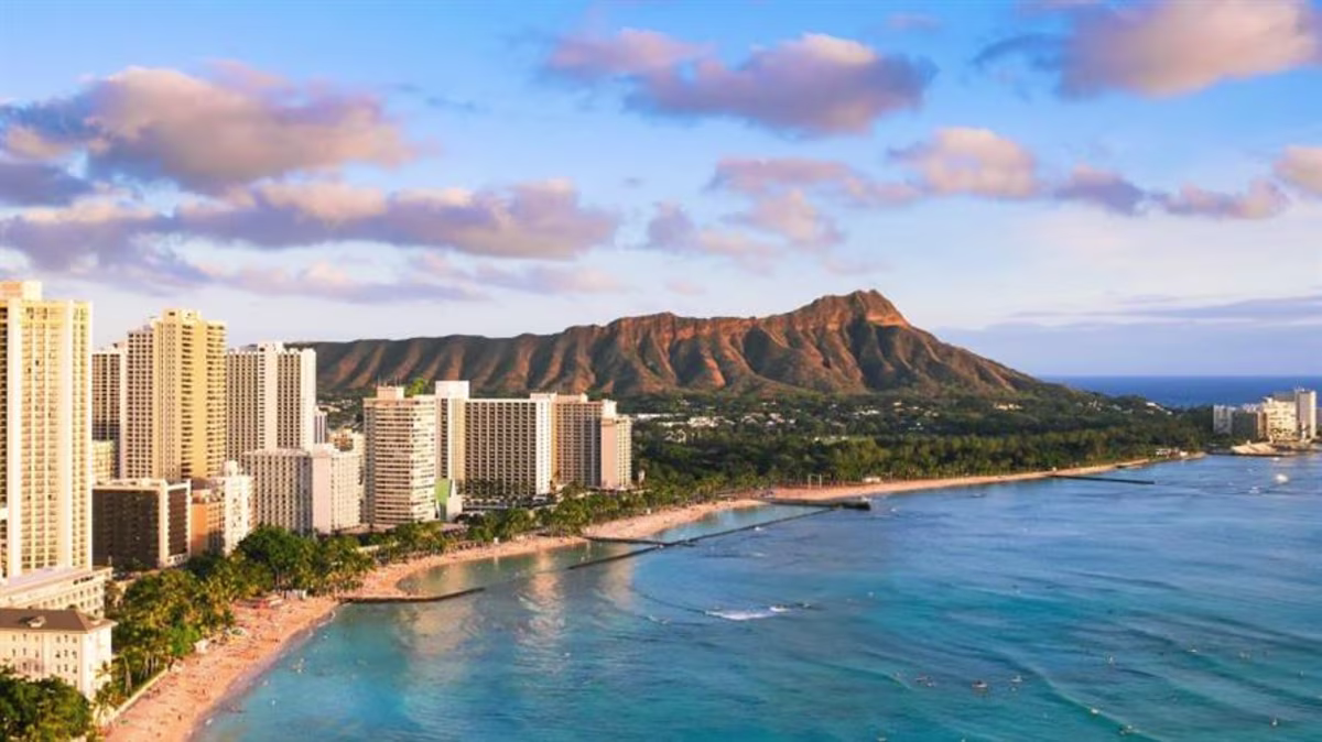 Aerial picture of resorts along the beach in Oahu, Hawaii