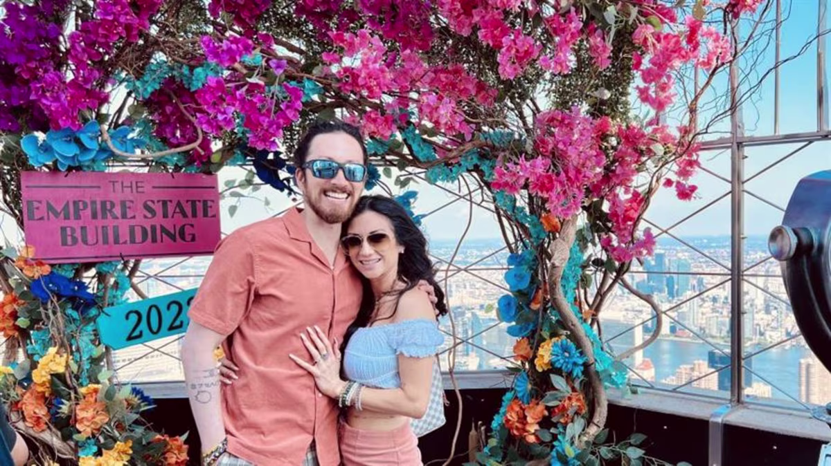 A Hilton Grand Vacations Member and his wife at the top of the Empire State Building while on vacation to New York