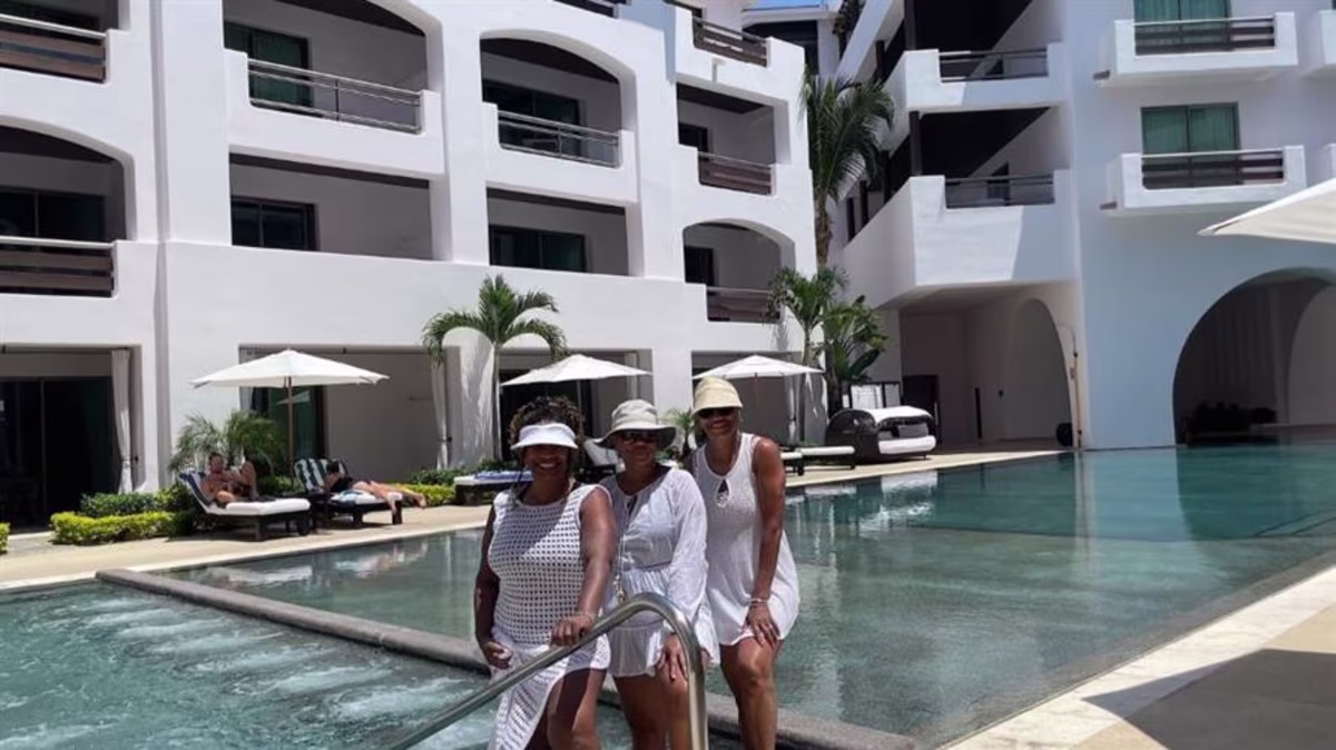 A Hilton Grand Vacations Member and her travel party at Cabo Azul, a Hilton Vacation Club