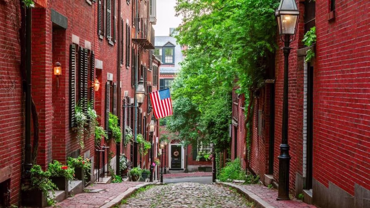 Cobblestone streets and red brick houses along Acorn Street in Boston, Massachusetts